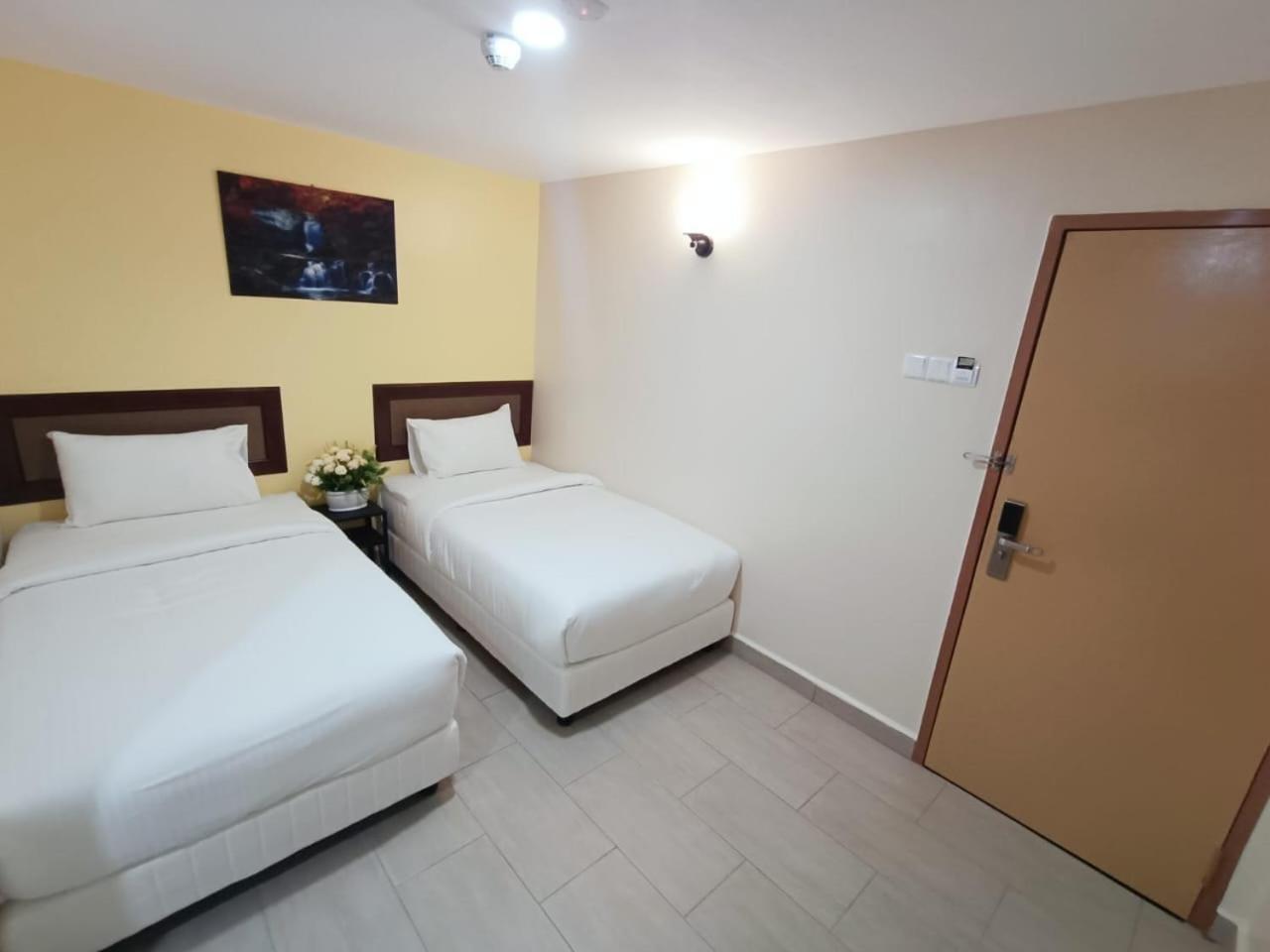 Capital O 90897 Island City Hotel George Town Ngoại thất bức ảnh